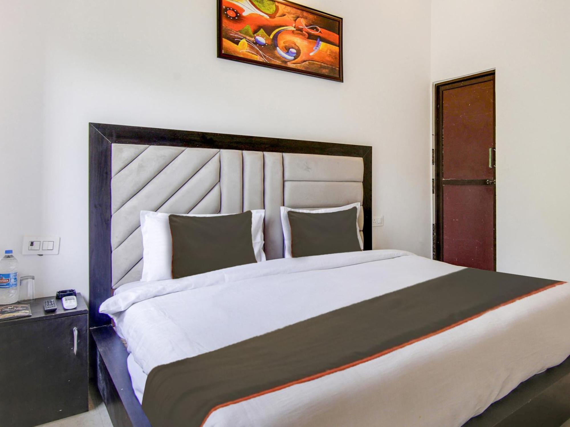 The Nines Hotel & Restro Нейнитал Екстериор снимка